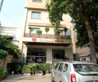 https://imgcld.yatra.com/ytimages/image/upload/t_hotel_yatra_city_desktop/v1445350071/Domestic Hotels/Hotels_New Delhi/The Grand Vikalp/exterior_3.jpg